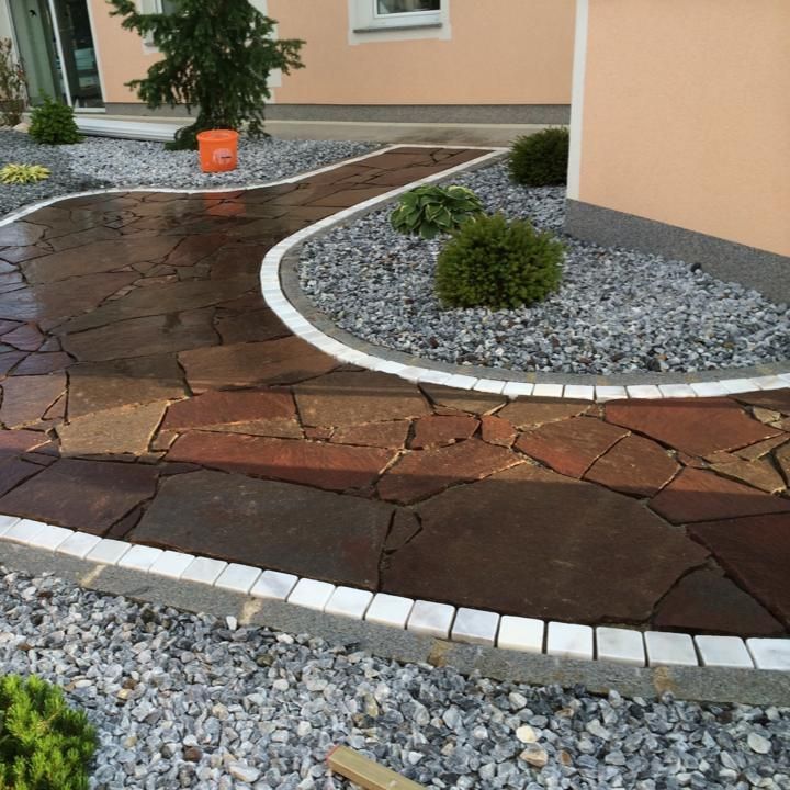 Gartenweg aus Polygonalplatten mit Granitrand