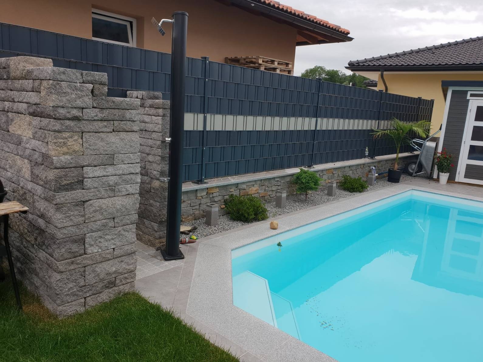 Poolumrandung mit Natursteinmauer